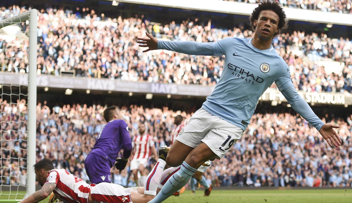 Pemain Manchester City, Leroy Sane mencetak satu gol dan satu assist saat melawan Stoke City pada Premier League di Etihad Stadium, Manchester, (14/10/2017). Manchester City menang telak 7-2. (AFP/Oli Scarff)