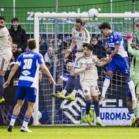 Hampir Blunder Fatal di Kandang PEC Zwolle, Maarten Paes Catatkan Clean Sheet Pertama untuk Ajax