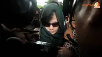 Usai diperiksa KPK, mulut Ratu Rita terkunci rapat. Ia bahkan tak kunjung senyum saat disapa para wartawan (Liputan6.com/ Abdul Aziz Prastowo)
