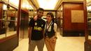 Pemain Mitra Kukar, Syakir Sulaiman bersama kekasihnya Putri Violla, saat tiba di Hotel Sultan, Jakarta, Minggu (24/1/2016) seusai meraih gelar juara Piala Jenderal Sudirman. (Bola.com/Arief Bagus)