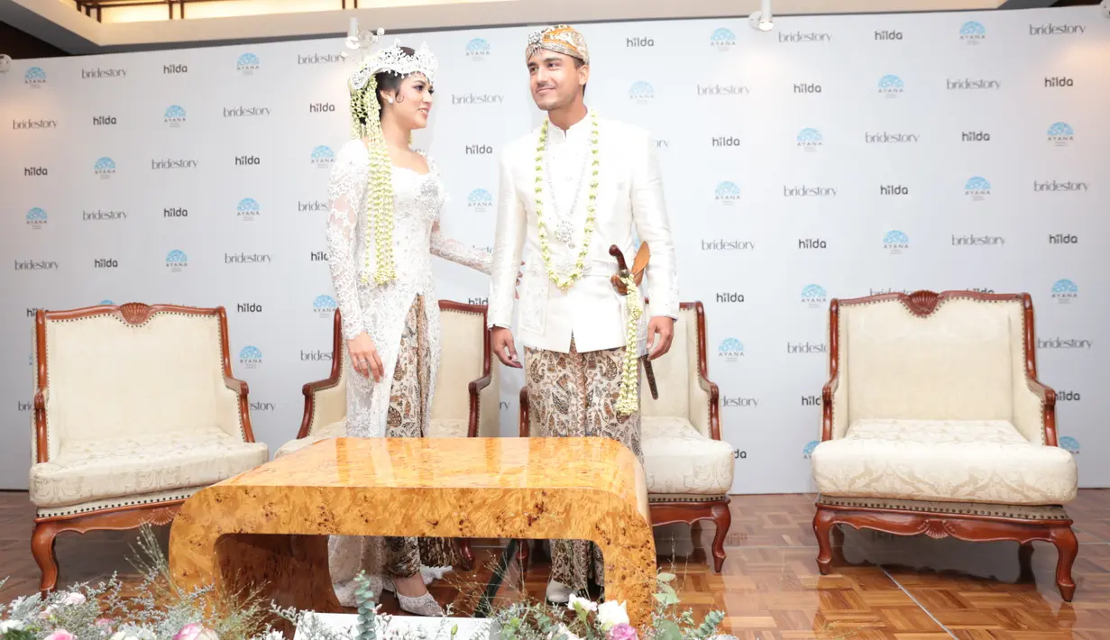 Hari bahagia Raisa dan Hamish akhirnya tiba juga dan kini keduanya sudah resmi menjadi sepasang suami-istri. Rona bahagia Raisa begitu terlihat di wajahnya setelah resmi dipersunting Hamish Daud. (Adrian Putra/Bintang.com)