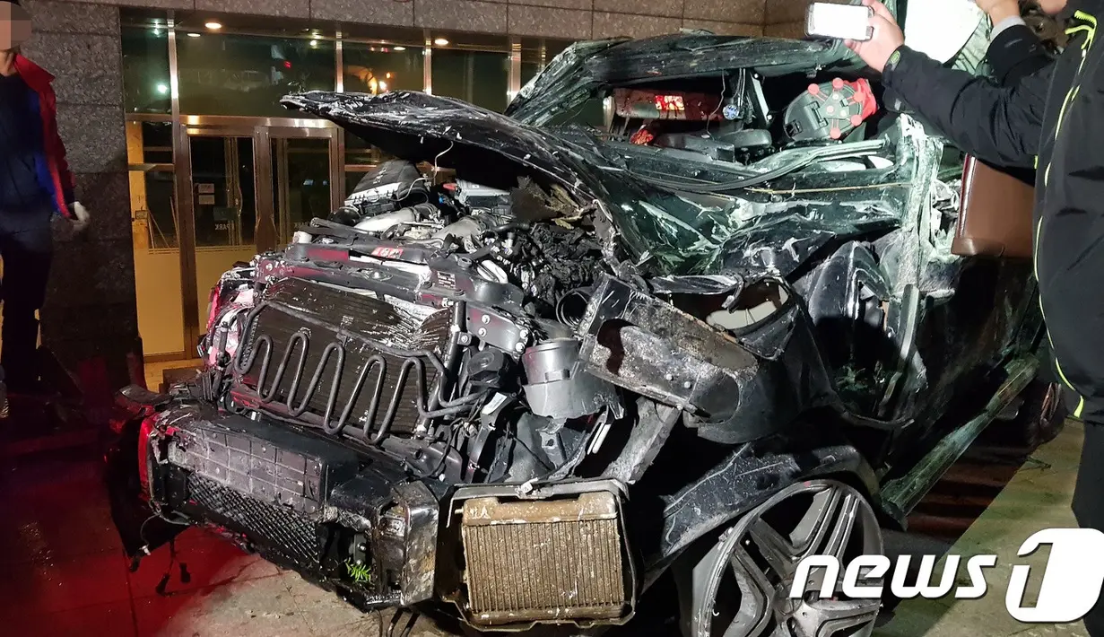 Kim Joo Hyuk meninggal dunia setelah mengalami kecelakaan hebat pada 30 Oktober 2017. Ia sempat dilarikan ke rumah sakit, namun nyawanya tidak tertolong. (Foto: Koreaboo.com)