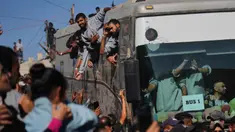 Orang-orang berkumpul untuk menyambut tahanan Palestina yang tiba dengan bus di Jalur Gaza setelah dibebaskan dari penjara Israel berdasarkan perjanjian gencatan senjata antara Hamas dan Israel, di luar Rumah Sakit Nasser di Khan Younis, bagian selatan Jalur Gaza, Senin 13 Oktober 2025. (AP Photo/Abdel Kareem Hana)