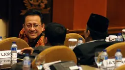 Irman Gusman (kiri) berbincang dengan koleganya disela-sela sidang pemilihan Ketua DPD RI 2014-2019 di Kompleks Parlemen gedung Nusantara V, Jakarta, (Liputan6.com/Helmi Fithriansyah)