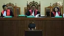 Ketua Majelis Hakim Yanto (tengah) membaca eksepsi dakwaan terdakwa dugaan korupsi proyek E-KTP Setya Novanto saat sidang lanjutan di Pengadilan Tipikor, Jakarta, Rabu (20/12). (Liputan6.com/Helmi Fithriansyah)