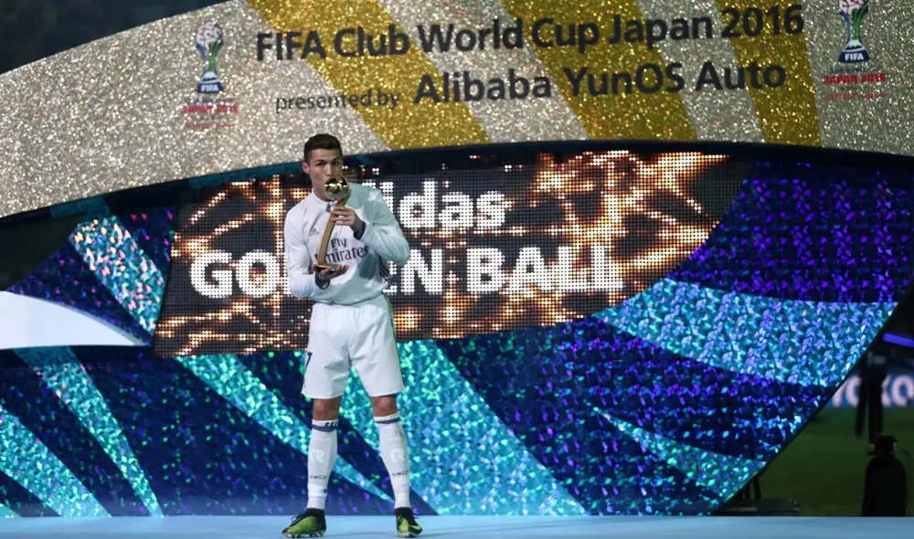 Cristiano Ronaldo rayakan keberhasilan menjadi pemain terbaik Piala Dunia Antarklub 2016. (AFP/Behrouz Mehri)