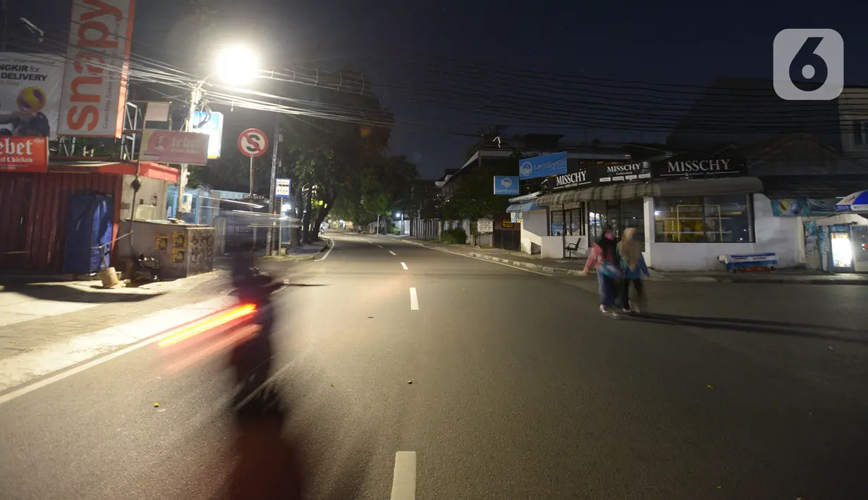 Kondisi lalu lintas pada malam takbiran di kawasan Tebet, Jakarta, Sabtu (23/5/2020). Satgas COVID-19 menutup akses Jalan Tebet Utara tersebut untuk menekan penyebaran COVID-19 dan mengurangi keramaian warga yang ingin berbelanja baju Lebaran pada malam takbiran. (merdeka.com/Imam Buhori)