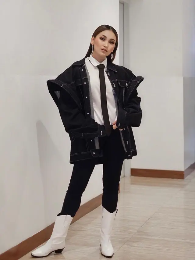 7 Gaya OOTD Ayu Ting Ting yang Curi Perhatian, Bak Idol K-Pop