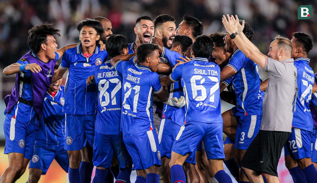 <p>Kiper Lucas Frigeri dan sejumlah pemain Arema FC merayakan kemenangan atas Borneo FC pada laga final Piala Presiden 2024 di Stadion Manahan, Solo, Minggu (4/8/2024). (Bola.com/Bagaskara Lazuardi)</p>
