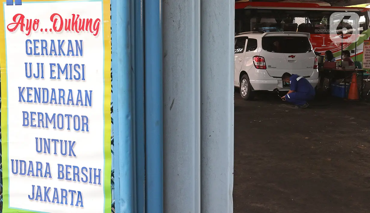 Petugas melakukan uji emisi buang kepada kendaraan di Kantor Dinas Lingkungan Hidup DKI kawasan Kramat Jati, Jakarta, Selasa (3/11/2020). Kegiatan bagi kendaraan roda empat berbahan bakar bensin dan solar tersebut untuk mendukung terealisasinya Jakarta Langit Biru. (Liputan6.com/Herman Zakharia)