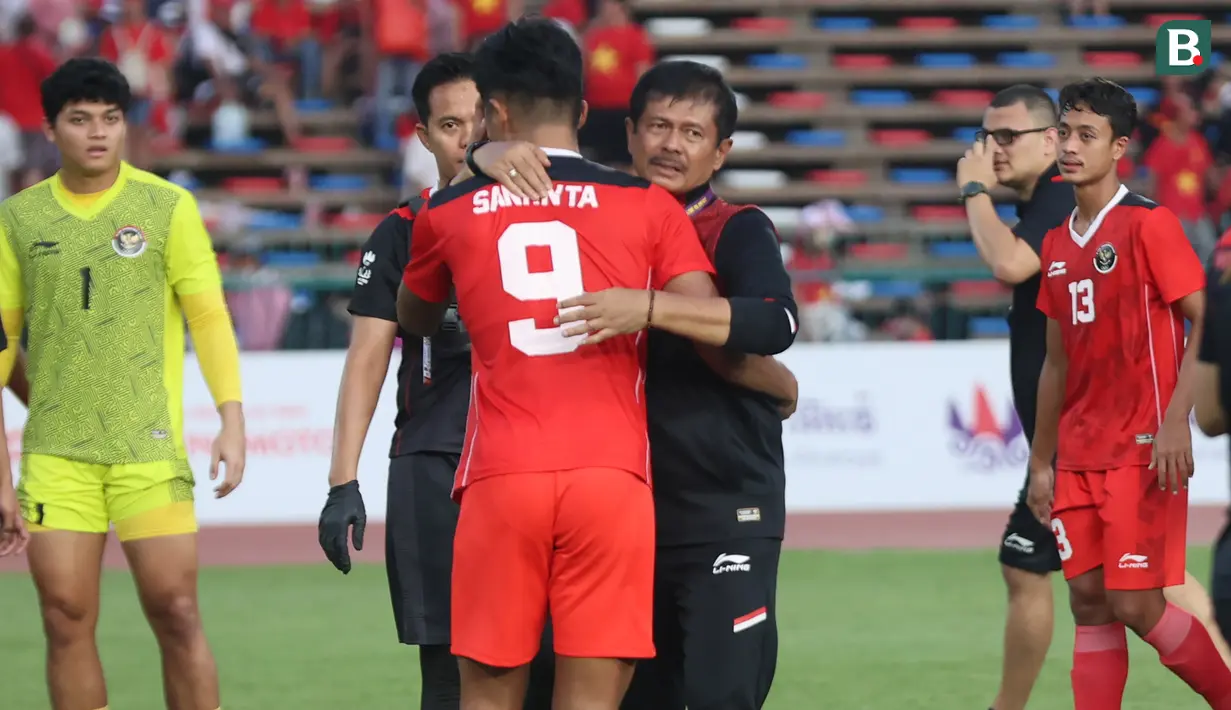 <p>Selebrasi striker Timnas Indonesia U-22, Ramadhan Sananta bersama pelatih Indra Sjafri setelah berakhirnya laga semifinal cabor sepak bola SEA Games 2023 menghadapi Vietnam di Olympic National Stadium, Phnom Penh, Kamboja, Sabtu (13/5/2023). Timnas Indonesia menang 3-2 dan memastikan lolos ke partai final. (Bola.com/Abdul Aziz)</p>