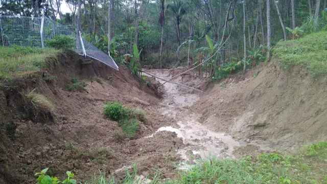 Longsor merusak pagar batas area bandara Tunggul Wulung dengan wilayah sekitarnya. (Foto: Liputan6.com/BPBD Cilacap/Muhamad Ridlo)