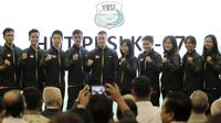 Tim Piala Thomas dan Uber Indonesia foto bersama saat acara pelepasan di Hotel Atlet Century, Senayan, Selasa (8/5/2018). Acara pelepasan tersebut sekaligus merayakan ulang tahun PBSI ke 67. (Bola.com/M Iqbal Ichsan)