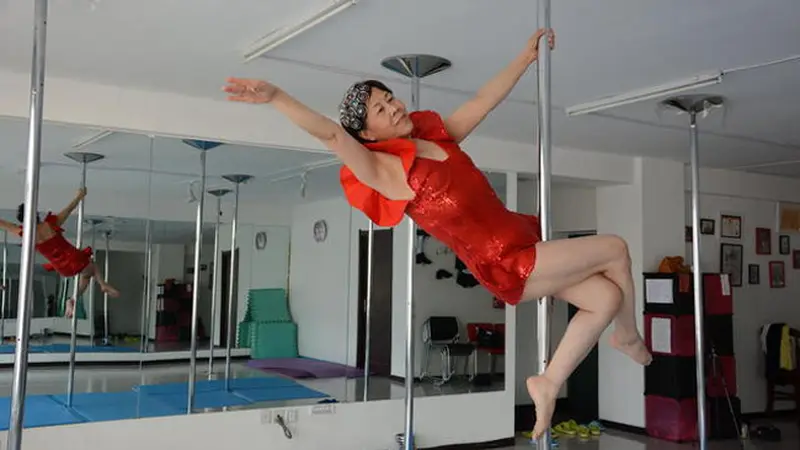 Nenek 65 Tahun Lakukan Pole Dancing dengan Lincah