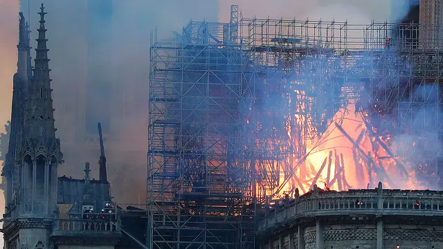 Katedral Notre Dame di Paris Terbakar