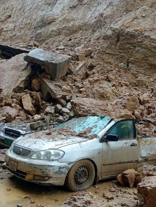 Sejumlah kendaraan tertimbun reruntuhan setelah hujan monsun mengguyur deras di Kota Karachi, Pakistan, 25 Agustus 2020. Hujan memicu berbagai kecelakaan termasuk sengatan listrik dan atap ambruk. (Xinhua/Str)