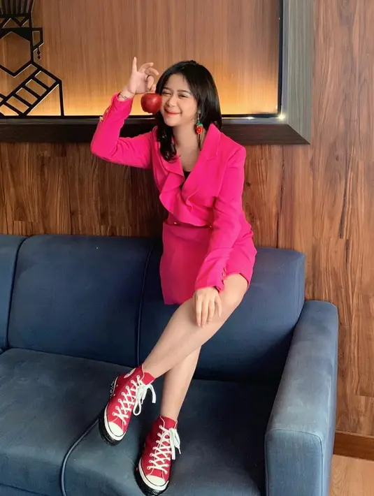 Tiap bulan, Jodie bisa membeli puluhan sepatu sneakers sekaligus. Tak heran jika ia mengaku rumahnya sampai tak cukup untuk menampung semua koleksi sneakers yang dimilikinya. (Liputan6.com/IG/@brisiajodie96)