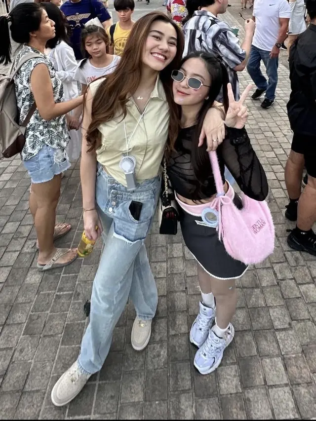 Selebritis Indonesia Nonton Konser Bruno Mars di Thailand. [@aaliyah.massaid]