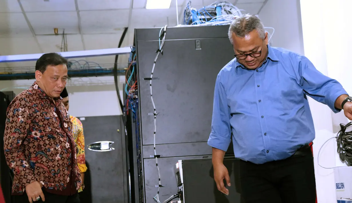 Ketua KPU RI, Arief Budiman (kanan) bersama Komisioner Bawaslu RI, Abhan Misbah dan M Afifuddin meninjau ruang server data KPU di Gedung KPU, Jakarta, Jumat (26/4). Bawaslu meninjau ruang server terkait transparansi proses kinerja KPU pada Pemilu 2019. (Liputan6.com/Helmi Fithriansyah)