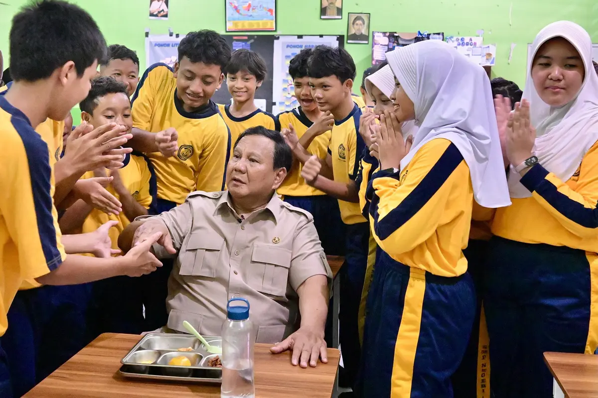 Presiden Prabowo Subianto meninjau pelaksanaan Program Makan Bergizi Gratis (MBG) di Sekolah Menengah Pertama Negeri (SMPN) 111 Jakarta.
