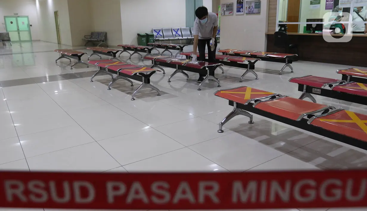Aktivitas Rumah Sakit Umum Daerah (RSUD) khusus Covid-19 di Pasar Minggu, Jakarta, Sabtu (3/10/2020). RSUD Pasar Minggu menjadi salah satu rumah sakit daerah yang sudah 100 persen hanya melakukan perawatan corona. (Liputan6.com/Herman Zakharia)