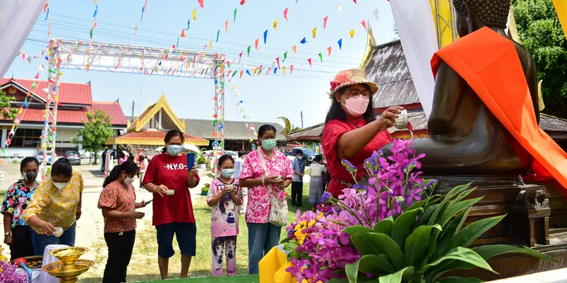 Umat Buddha di Thailand Merayakan Tahun Baru Songkran