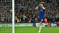 Ekspresi David Luiz uai gagal mengeksekusi tendangan penalti pada laga final Carabao Cup 2019 yang berlangsung di stadon Wembley, London, Senin (25/2). Man City menang 4-3 atas Chelsea lewat drama adu penalti. (AFP/Glyn Kirk)
