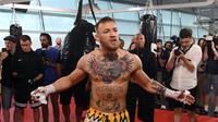 Conor McGregor diprediksi bakal memukul jatuh sang lawan Floyd Mayweather Jr dalam beberapa ronde (AFP/Ethan Miller)