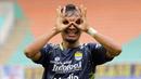 <p>Selebrasi pemain Persib Bandung, Robi Darwis, setelah menjebol gawang Dewa United dalam pertandingan pekan ke-31 BRI Liga 1 2022/2023 melawan Dewa United yang berlangsung di stadion Pakansari, Cibinong, Senin (20/3/2023). (Bola.com/Ikhwan Yanuar)</p>