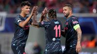 Gelandang Manchester City Jeremy Doku (tengah) merayakan bersama rekan setimnya&nbsp;usai mencetak gol dalam kemenangan 3-1 atas RB Leipzig pada matchday kedua Grup G Liga Champions di&nbsp;Stadion Red Bull Arena, Leipzig, Kamis (5/10/2023) dini hari WIB. (Ronny HARTMANN / AFP)