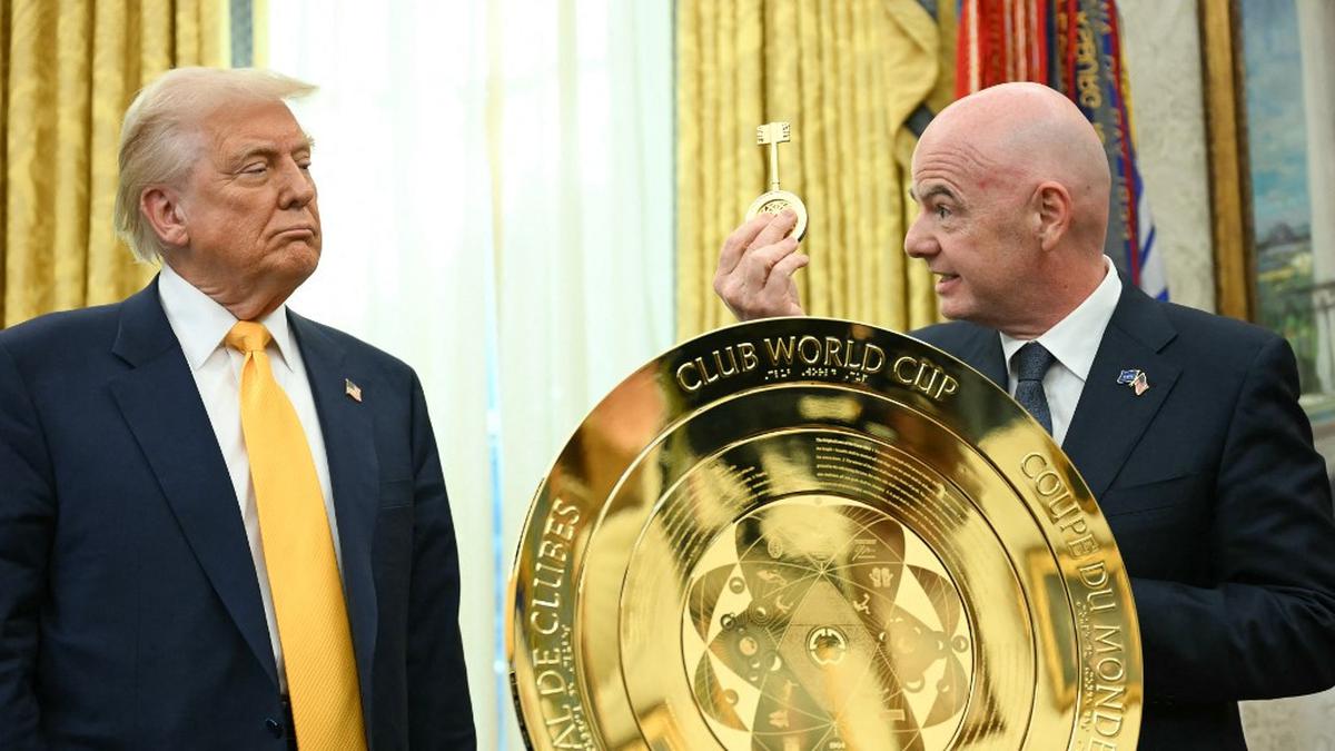 Presiden FIFA Gianni Infantino Pamer Trofi Baru Piala Dunia Antarklub 2025 ke Donald Trump, Begini Responsnya