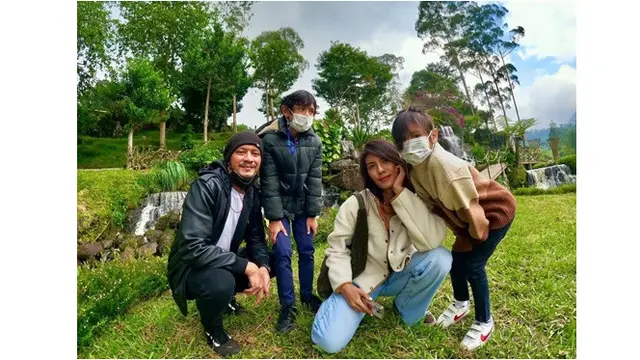 6 Potret Bahagia Keluarga Kecil Eno Netral dan Nadila Ernesta yang Jarang Tersorot