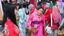 Pengunjung menggunakan kimono pakaian budaya Jepang saat Jak-Japan Matsuri 2016 di Senayan, Jakarta, Sabtu (3/9). Festival tersebut sekaligus untuk memperingati 60 tahun hubungan diplomatik Indonesia-Jepang. (Liputan6.com/Angga Yuniar)