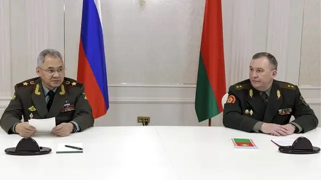 Menhan Belarus Viktor Khrenin dan Menhan Rusia Sergei Shoigu di Minsk saat penandatanganan kesepakatan yang meresmikan pengerahan senjata nuklir taktis Rusia di Belarus, Kamis (25/5/2023). (Dok. Vadim Savitsky/Layanan Pers Kemenhan Rusia via AP)