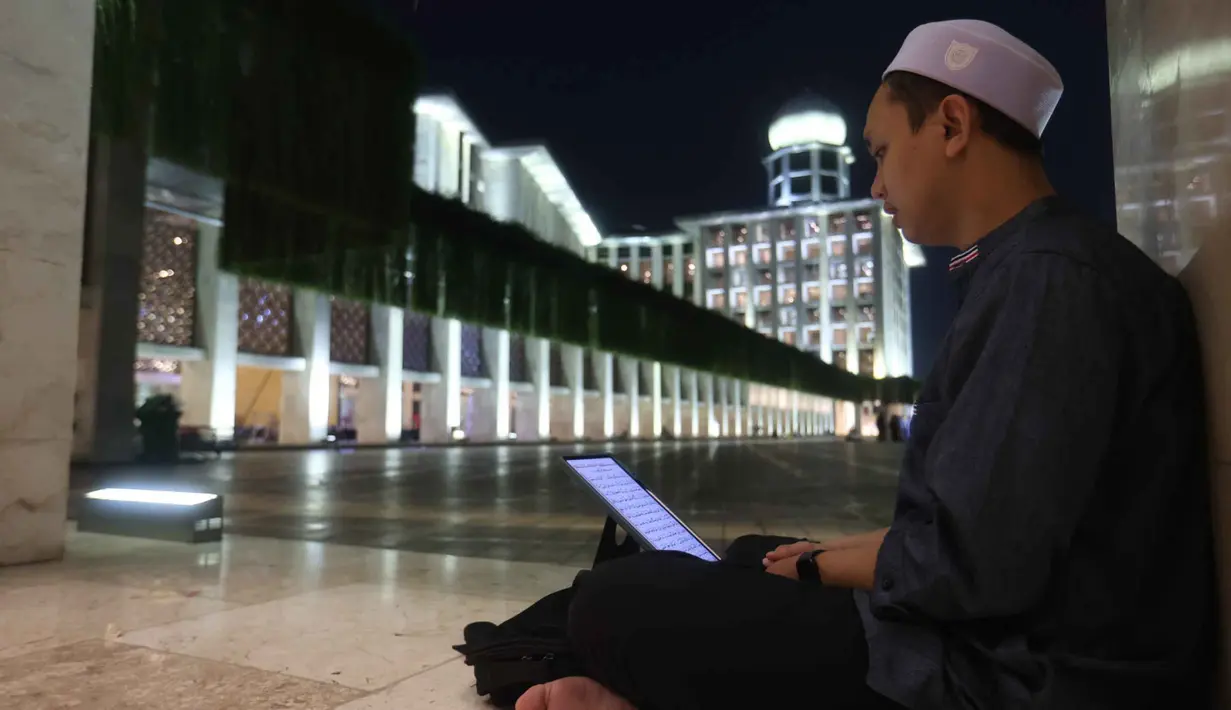 Hukum melaksanakan Itikaf adalah sunnah, yang berarti sangat dianjurkan bagi umat Muslim. Tampak dalam foto, umat Muslim dari berbagai wilayah Jakarta dan sekitarnya saat melakukan Itikaf pada malam ke-21 Ramadan di Mesjid Istiqlal, Jakarta, Selasa (10/3/2026). (Kapanlagi.com/Budy Santoso)