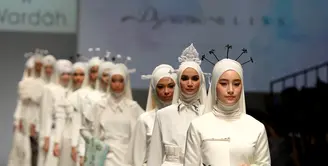 Desainer asal Indonesia, Zaskia Sungkar memamerkan 12 koleksi busananya di gelaran event Jakarta Fashion Week 2016. Mengusung tema 'Batavia', istri Irwansyah ini pun memamerkan hasil karya terbarunya. (Andy Masela/Bintang.com)