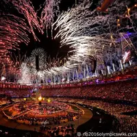 Olimpiade 2016 seperti 'menyembunyikan' kehidupan Rio de Janeiro yang sebenarnya. Berikut bukti foto-foto kontras saat pesta pembukaan. | via: rio2016olympicswiki.com