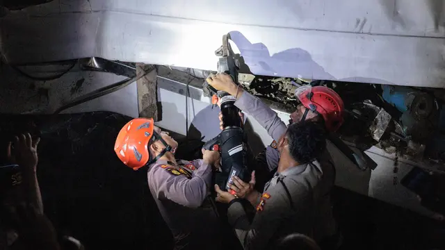 Evakuasi Korban Kecelakaan Kereta di Stasiun Bekasi Timur Masih Berlanjut