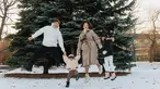 Chelsea Olivia dan Glenn Alinskie memboyong kedua anaknya liburan tahun baru di Jepang. Pasangan artis ini sudah bertolak ke Negeri Sakura sejak pertengahan Desember 2023 lalu. Keduanya merayakan Natal dan pergantian tahun di sana. Kini masih berada di Jepang, keluarga ini tak henti memamerkan keseruan mereka. (Liputan6.com/IG/@chelseaoliviaa)