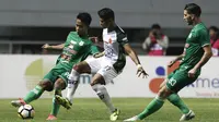 Gelandang PSMS Medan, Fredyan Wahyu, berusaha melewati striker PS Tira, Dimas Drajad, pada laga Liga 1 di Stadion Pakasari, Jawa Barat, Rabu (5/12). (Bola.com/Yoppy Renato)
