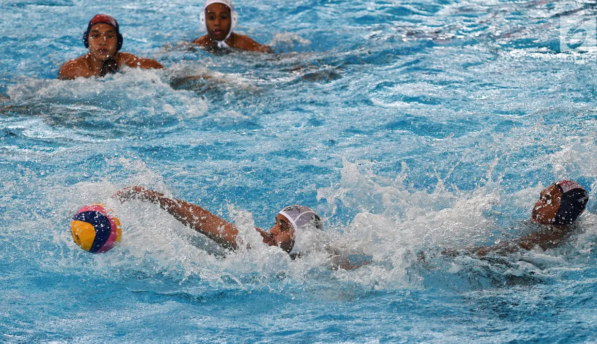 Pemain polo air Arab Saudi merebut bola dari pemain Indonesia pada laga terakhir peringkatan Asian Games 2018 di Stadion Aquatic Centre, GBK, Jakarta, Sabtu (1/9). Indonesia harus puas berada di posisi delapan. (Merdeka.com/Imam Buhori)