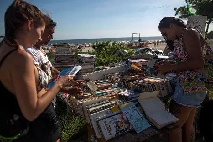 Uang yang didapat dari penyewaan buku di kastilnya digunakan Matolias untuk membeli makanan dan biaya hidupnya. (AFP)