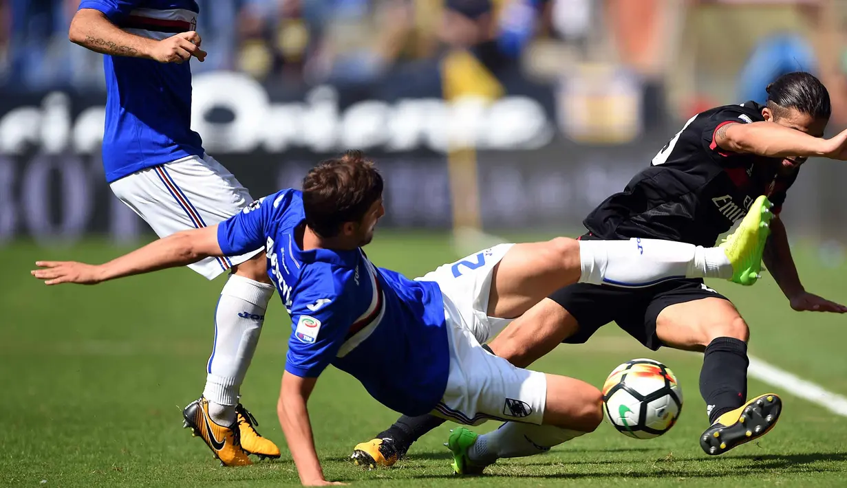 Bek AC Milan, Ricardo Rodríguez berebut bola dengan Bek Sampdoria, Bartosz Bereszynski saat bertanding pada Liga Serie A Italia di Stadion Luigi Ferraris di Genoa (24/9). AC Milan takluk 2-0 dari Sampdoria. (AFP Photo/Filippo Monteforte)