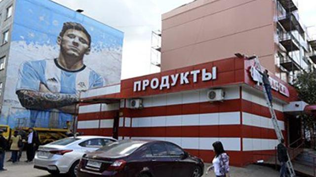 Mural Lionel Messi di Kota Bronnitsy, Rusia menyambut Piala Dunia 2018