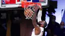Pebasket Los Angeles Lakers, LeBron James, memasukkan bola saat melawan Houston Rockets pada gim kelima semifinal wilayah barat, Minggu (13/9/2020). Lakers menang dengan skor 119-96. (AP Photo/Mark J. Terrill)