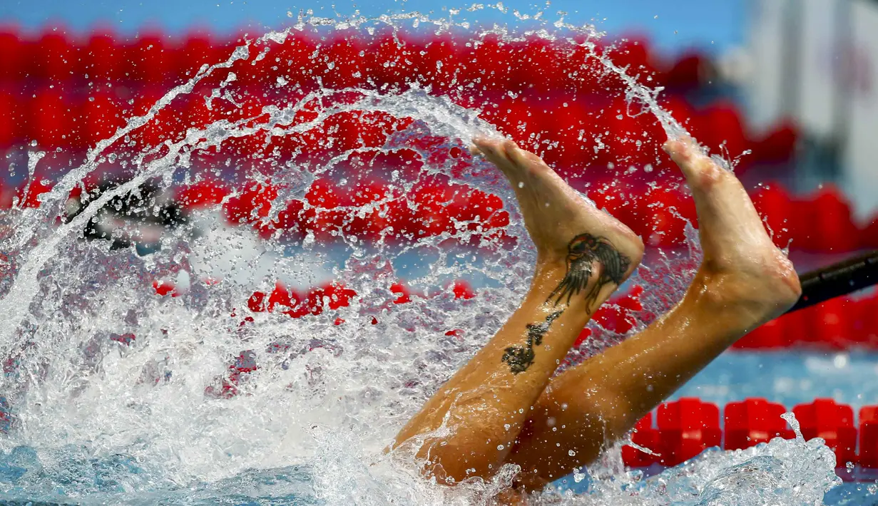 Perenang putri Itallia, Federica Pellegrini, berbalik arah saat berlomba di nomor 200m gaya bebas putri Kejuaraan Dunia Akuatik 2015 di Kazan, Rusia. (4/8/2015). (Reuters/Hannibal Hanschke)