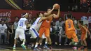 Pemain Pelita Jaya Energi-MP, Indrawan Ponsianus berusaha  melewati hadangan dari pemain Satria Muda Britama pada laga NBL Championship, Jakarta, Minggu (10/5). Satria Muda Britama unggul 62-54 atas Pelita Jaya Energi-MP (Liputan6.com/Herman Zakharia)
