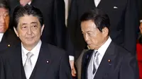 PM Jepang Shinzo Abe (kiri) dan Wakil PM Jepang Taro Aso (kanan) (AP Photo/Shizuo Kambayashi)
