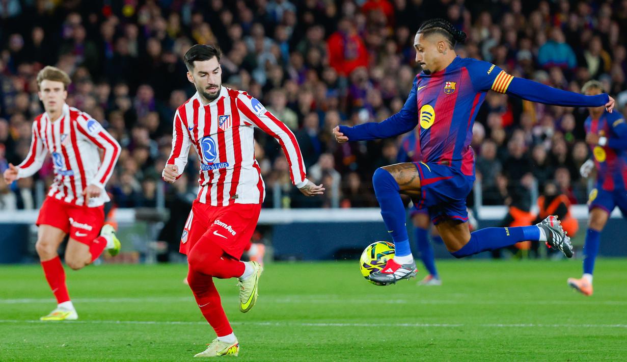 Namun, Barcelona bangkit melalui gol Raphinha di menit ke-26. Blaugrana semakin sempurna pada babak kedua. Dani Olmo mencetak gol pembalik kedudukan di menit ke-65, dan Ferran Torres mengunci kemenangan saat injury time. (AP Photo/Joan Monfort)