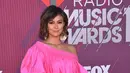 Penyanyi Agnez Mo berpose saat menghadiri iHeartRadio Music Awards 2019 di Los Angeles, California, AS, Kamis (14/3). Agnez Mo berhasil menyabet gelar juara kategori Social Star Award. (CHRIS DELMAS/AFP)